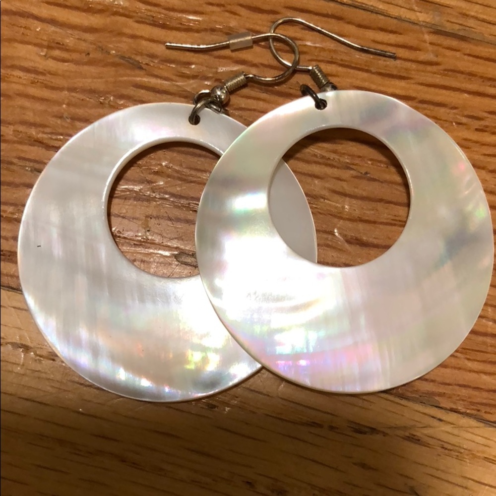 Shiny shell dangling earrings